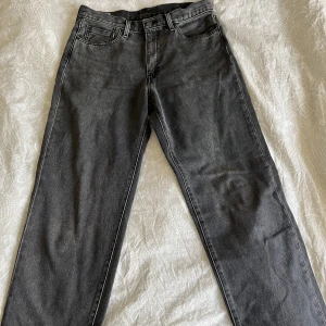 Gråa Levis Jeans  - Byxan är i storlek W32 L34  Sitter baggy, stay loose modell!   Använde dem en gång så skulle kalla dem nya. Inga märken eller nåt slitet på dem. Riktigt kap för den som gillar Levis  Nypris 1300kr