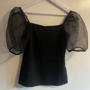 söt topp - säljer min super snygga tröja!!⭐️ passar perfekt till både vardag och fest 🪩🪩från gina, nypris runt 300