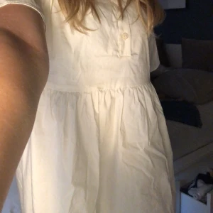 Super fin klänning till et kalas eller någon 😽❤️❤️ - Den är super duper kön knaparna är änkla ätt sätta ihop !!😽❤️