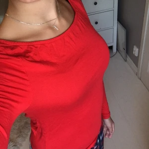 Röd tröja - Fin röd tröja. Knappt använd💓 Nypris runt 250 kr 