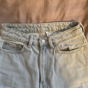 Ljusblåa raka jeans  - Superfina jeans, använda ett fåtal gånger. 