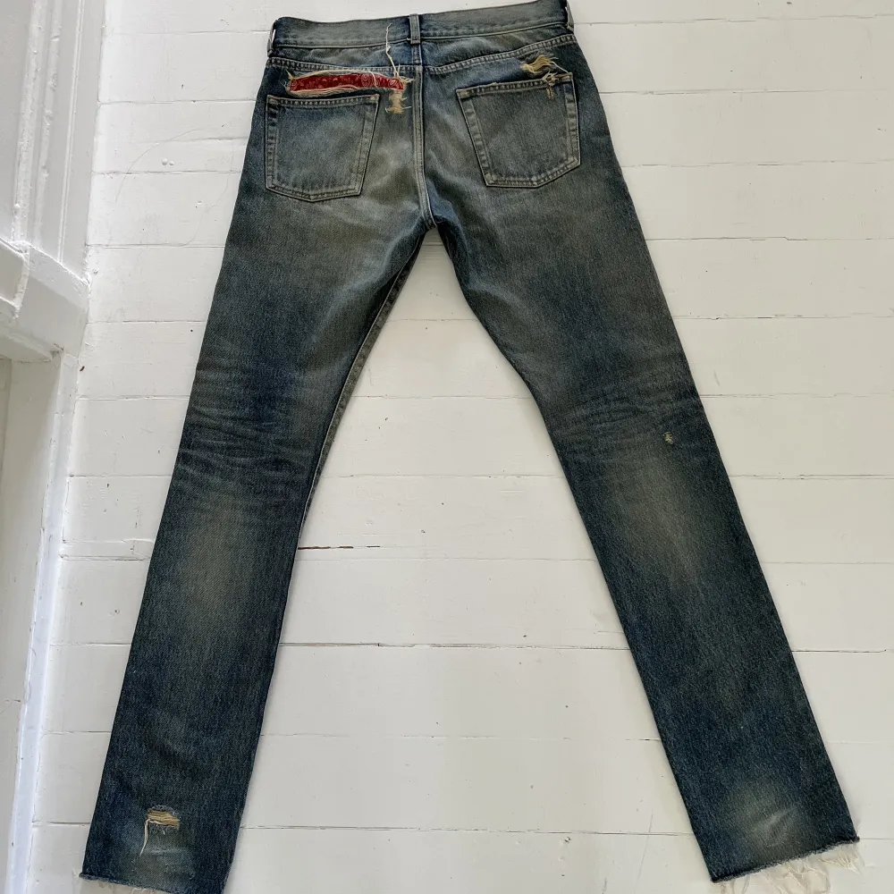 Ett par Saint Laurent jeans i jättefint skick. Köpta för 6000kr  Storlek 32/32. Herr modell . Jeans & Byxor.