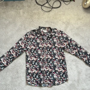 Blommig skjorta - Blommig skjorta från jack & jones