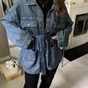 Jeansjacka med knytning - Hej! Säljer denna jeansjacka med knytning! Aldrig använd 🫶🏼