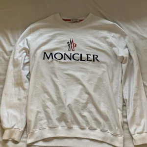 Moncler sweatshirt  - En vit Moncler sweatshirt i storlek L men passform är lite liten så skulle säga att den passar bäst på M, jag har även själv M, den är använd ett få antal   gånger  Hör av dig vid intresse  Pris kan diskuteras vid snabb affär 
