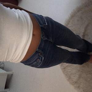 Nyskick jeans från Gina tricot storlek 36 men passar nog också 34.💙
