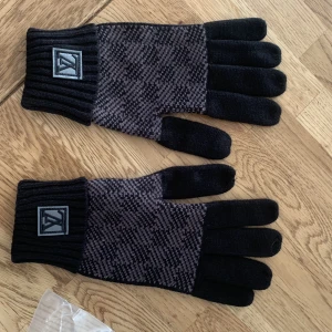 LV vantar  - Säljer 9st LV vantar i bra kvalite, kom gärna pm om ni har frågor 😁