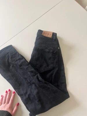 Raka jeans från NA-KD  - Snygga jeans som tyvärr blivit för små 😢 Säljer för 50, frakt tillkommer 🤗