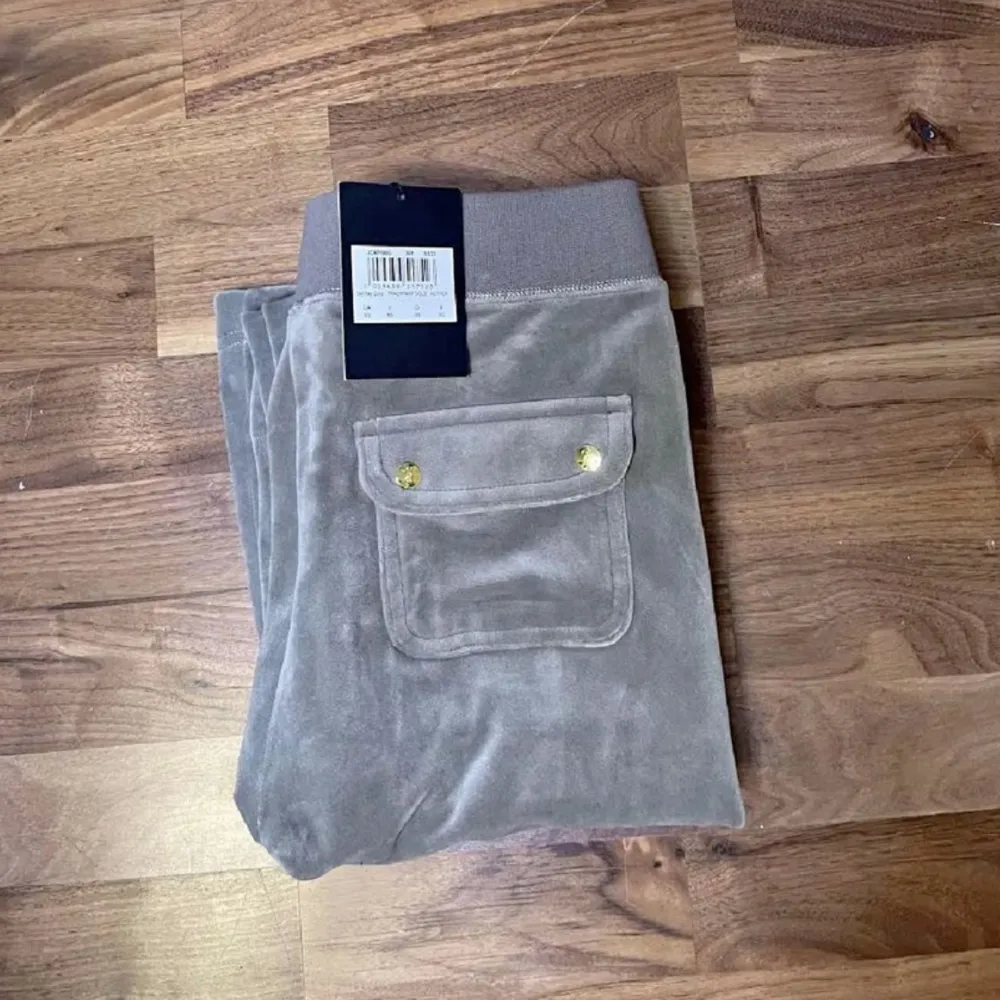Helt nya gråa juicy byxor storlek xs 💕 600kr plus frakt. Jeans & Byxor.