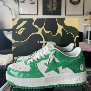 Bapestas  - Säljer ett par riktigt fina bapestas i färgen grön. Boxen ingår samt stickers och dustbagen. Möts upp inom Stockholm alternativt fraktar på köparens bekostnad. Hör gärna av dig vid frågor eller funderingar. 