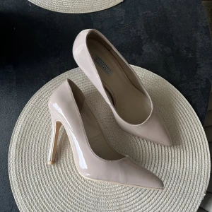 Klackar - 10 cm klackhöjd. Köpte dessa från Nelly men var lite tajta vid tårna så har inte använt de alls. Bara provat gå med de inomhus😊