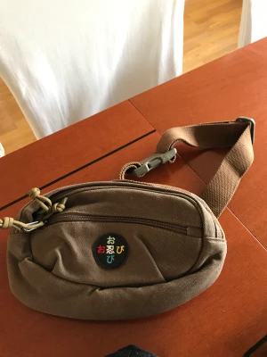 Beige magväska/ortenväska - Beige/olivfärgad. Aldrig använd. Hämtas i Huddinge. 