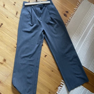 Djerf Avenue favorite pants - De gråa Favorite pants från djerf Avenue, använda 1 gång. Storlek S🥰