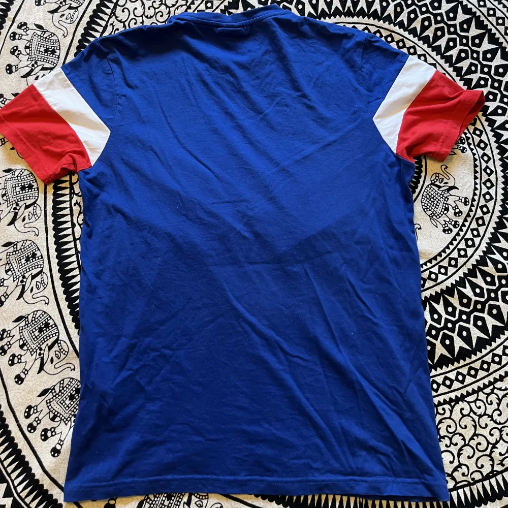 Väldigt snygg och unik Ellesse tshirt i storlek Medium Skick: 9/10. T-shirts.