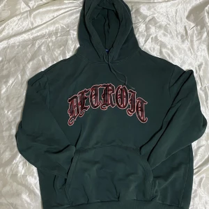 Hoodie med tryck - Gröön hopdie från H&M divided 💞