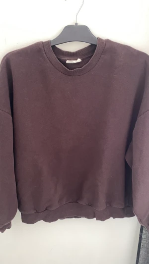 Sweatshirt - Brun sweatshirt från gina. Inga defekter. Stl xl men funkar även för l,m,s o xs