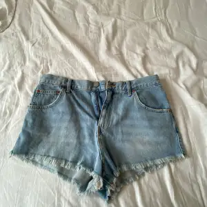 Jättesnygga shorts ifrån BGD! Köpta på urban outfitters💘 förstora för mig då de är en storlek W30 då jag vanligtvis är W26🌸 funkar på någon som skulle ha W28 vanligtvis då de sitter snyggr baggy! Väldigt sköna och använda 1 gång! 