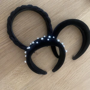 Diadem från bl a &Other Stories  - Tre diadem, två i sammet, en med pärlor. 50 kr för alla exklusive frakt. 