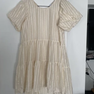 Klänning - Söt vit beige klänning