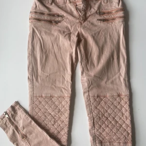 Jeans från zara - Sköna jeans i gammelrosa  Från zara. Storlek 34