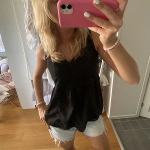 Linne med spets - Säljer detta så söta linne med spetsdetaljer eftersom det tyvärr inte kommer till användning💕