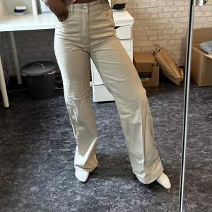 Jättefina beiga jeans från H&M! Endast använda en gång. (Kan strykas för att inte se skrynkliga ut)