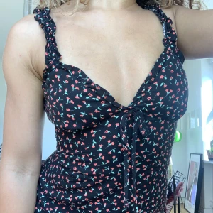 Miniklänning  - Superfin oanvänd miniklänning som man kan ha både till vardags och fest 