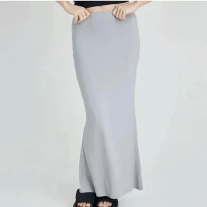 Långkjol bikbok - Säljer denna helt slutsålda långkjolen från bikbok, helt ny. Säljer då den var för lång för mig. Hör av er vid frågor annars går det super bra att trycka på köp nu & jag postar samma dag / dagen efter☺️💘