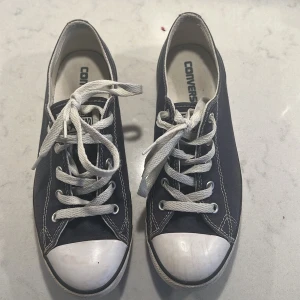 Converse - Skorna är i bra skick, bra nu till skolstarten! Skitsnygga!!🩷 pris kan diskuteras vid snabb affär!