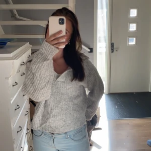Grå stickad tröja - Jag säljer min gråa stickade tröja, den är i fint skick
