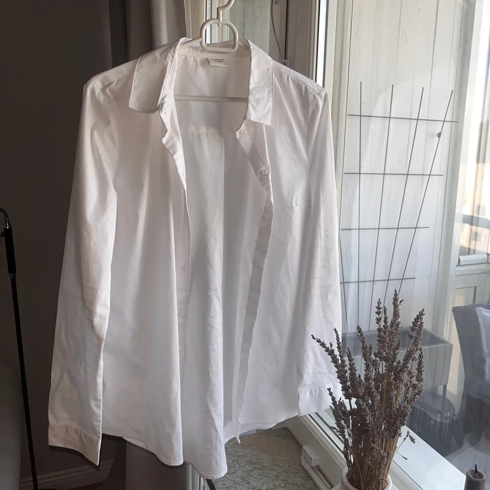 En så snygg vit skjorta från vero moda. Perfekt på sommaren att slänga på sig 🥰. Skjortor.