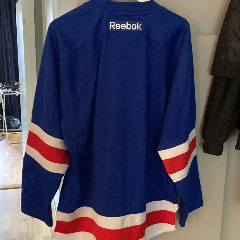 Hockeytröja från Reebook i storlek M/M. Använd 2-3 gånger och är i fint skick.. Hoodies.