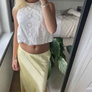 Långkjol - En fin långkjol i ett matrial som känns som silke💗 Jag är 172 och den går ner till min vrist💗