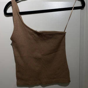 Enaxlad topp - Enaxlad topp från Stradivarius. Strl M, fint skick då den är använd endast fåtal ggr. 🤎🤍