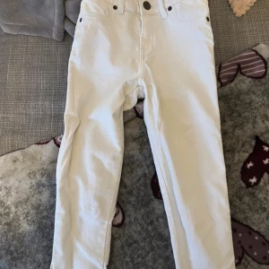 Byxor  - Vita byxor som är i bra skick.
