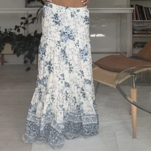 Lång kjol!! - Säljer denna magiska lång kjolen från zara!! perfekt att ha till vardags😍🤘