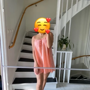 Linne klänning - Säljer min jättesöta sommarklänning då den inte används. Den är lös och passar därför  upp till XL, men är ordinarie i XS. Den är längre baktill och passar PERFEKT till stranden, picknick och sommarkvällar!!  Klänningen är i linne tyg i rosa💕