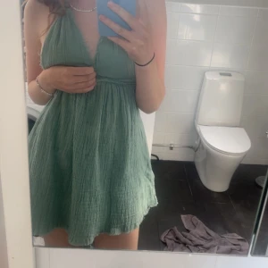 Grön klänning - Grön klänning från Pull & Bear med öppen rygg, köpt för 1 månad sedan! 