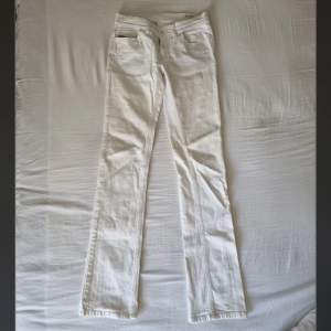 Ascoola vita jeans från Diesel Industry. På bilden är de lite grå längst ner vid byxbenet men det gick bort i tvätten. Skriv vid frågor⭐️ för små på mig så inga bilder på⭐️ 