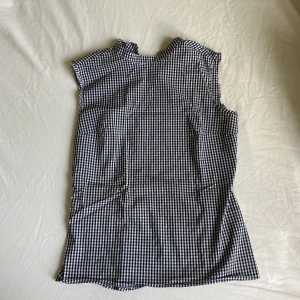 Rutigt linne/topp - Möts upp på Södermalm! Frakt betalar köparen :)