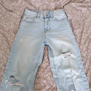 Fina high waisted ljusblå byxor💗 - Materialet är mycket bra, bekvämt och mjukt.  Jag köpte dem i Spanien för ett tag sedan men jag gillade inte hur de såg ut på mig.