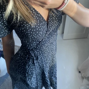Klänning - Prickig klänning med knytning!🖤🤍