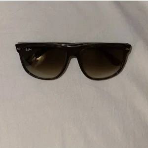 Ray-Ban Boyfriend Glasögon  - Hej  säljer nu mina fin fina Ran-Ban solglasögon. De är i fint skick o använt fåtal gånger. Äkta såklart. Pris 800kr men kan gå ner i snabb affär. Vid funderingar hör gärna av dig.  