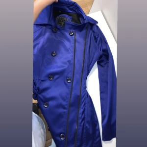 Guess kappa - Min kappa som jag köpte ifrån USA i butik. Haft den i två år, använd ganska mycket men går att använda.  Två knappar är borta ifrån kappan, fortfarande i ganska bra skick, kedjan på kappan funkar utmärkt.  Storlek XS passar mer som S.