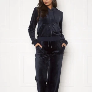 Juicy couture  - Säljer mitt juicy couture sett då jag inte använder dem längre. Kom privat för mer bilder. Koftan är i stolek S och byxorna i M 