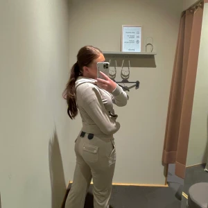 Intressekoll på juicy set - Nu kollar jag intresset för detta juicy set! Det är tröjan (xs) och byxorna (s). Jättefint skick, köpt på Johnells. Nästan aldrig använt! Tveka inte på att höra av dig! Kom med bud!:) Har även i grått (strl M) och grönt (strl XS) fast bara byxor❤️☺️