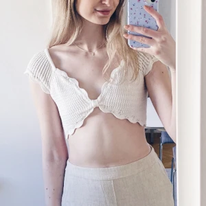 Stickad croppad topp   - Stickad croppad topp från NA-KD. Nyskick. Tjockt material så behövs ingen bh under om man inte vill. 