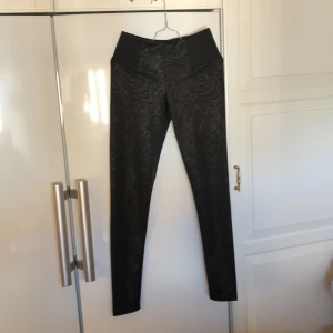 Bork shane Jaguar leggings XS svart  - Svart mönstrad leggings XS 110cm benlängd Testade 2gg  Tyget har ej slitage eller sömnad 