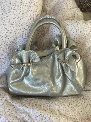 Silvrig väska - Söt väska som ej kommer till användning💗