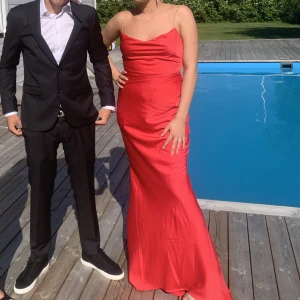 Balklänning  - Säljer min röda balklänning då jag inte får någon användning för den längre. Köpt för 1500. 